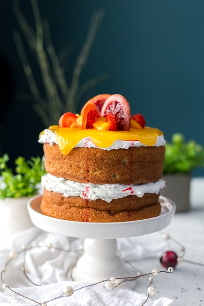 两层蛋糕配柑橘类水果和草莓